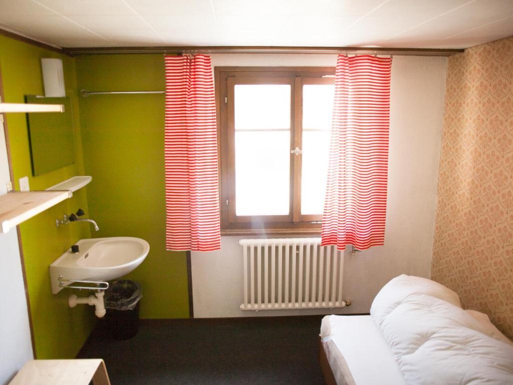Nangijala Hostel Disentis Pokoj fotografie